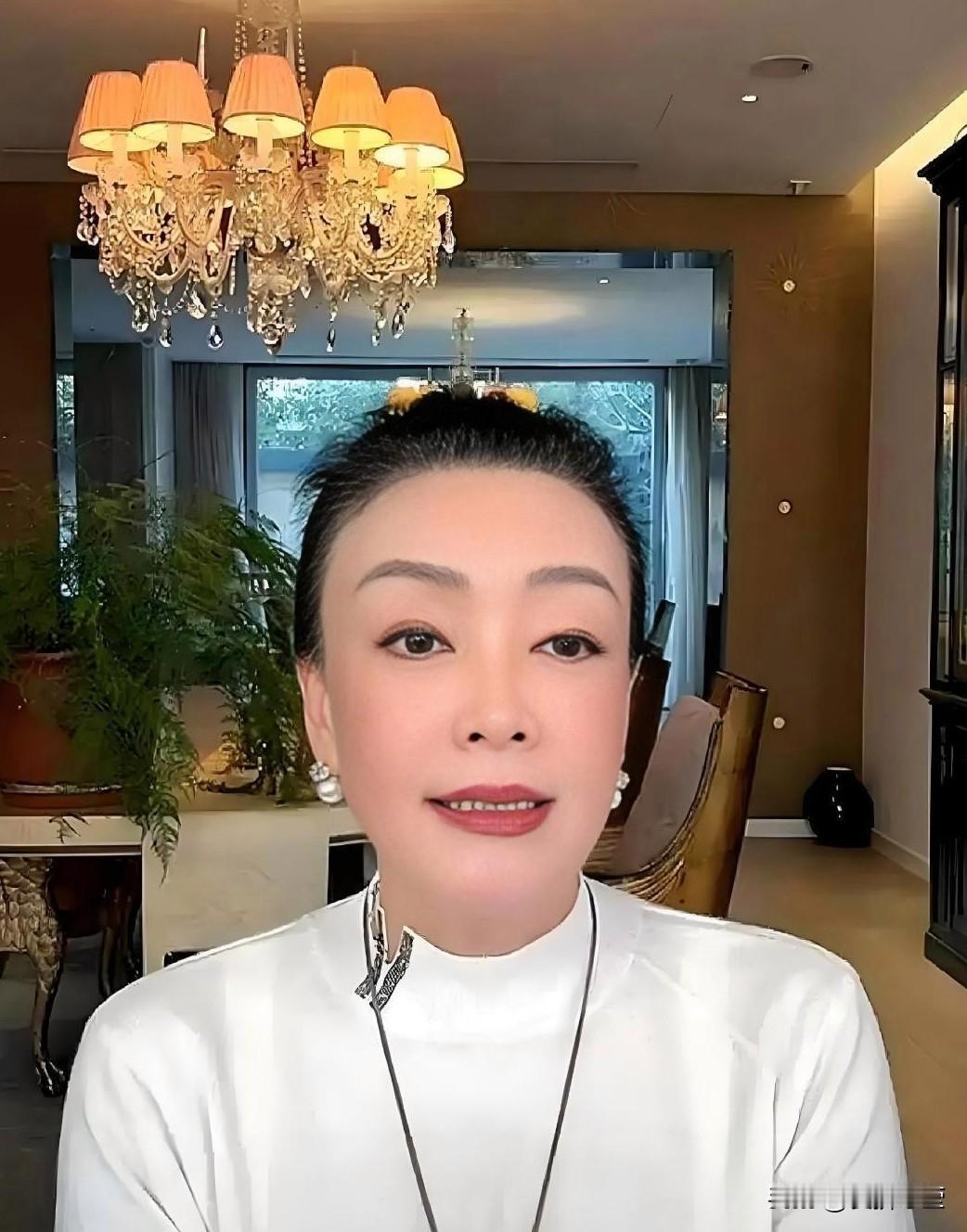 他的妻子马筱梅对此只字未回，直接关闭了评论区，还把之前的猫咪照片置顶。 
张兰次