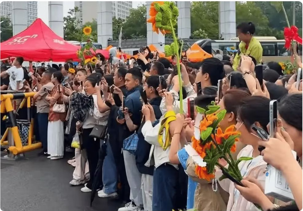 山东一父亲陪考竟睡过头，女儿差点进不了考场，母亲当场气炸抄起扫帚满街追打，网友：