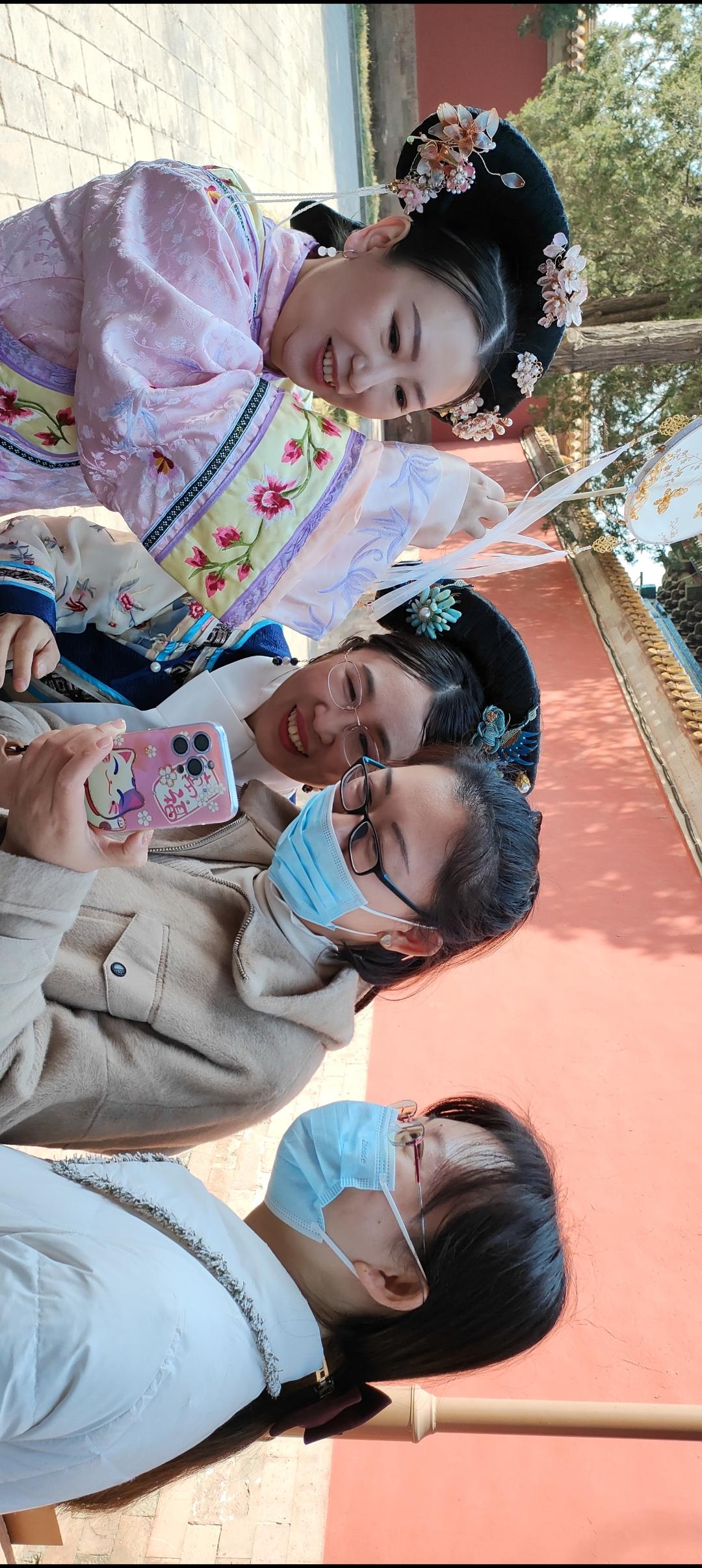 闺蜜古风游，打卡故宫红墙，手机自拍留念📸👭