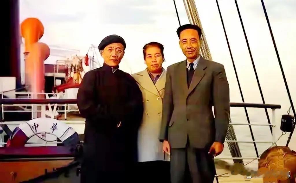 1963年，郭沫若（左一）与夫人于立群（中）在南宁参加广西历史学会成立大会后，到