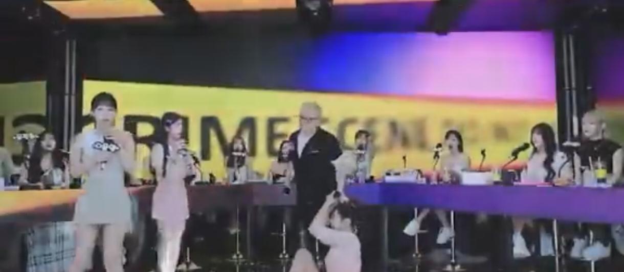 韩国男主持在直播时当众殴打女主持，只因对方按流程提了他以前酗酒肇事逃逸的事情。