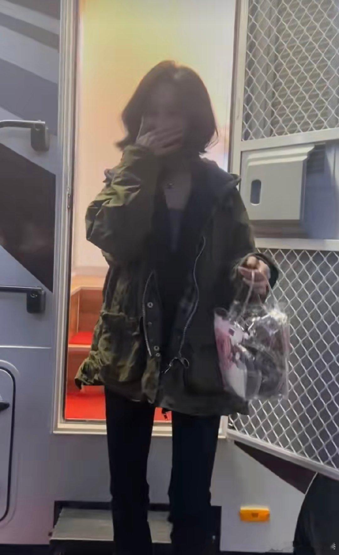 孟子义发面膜  看到孟子义发面膜给粉丝，不得不说，又美又善的孟姐永远不会让人失望