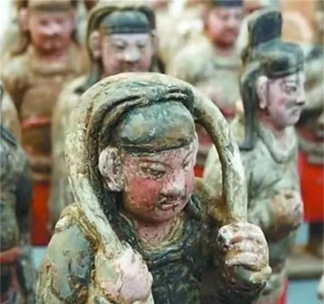 2007年5月，河南焦作东王封村，村民为证实祖坟有700年历史，竟自行挖掘，不曾