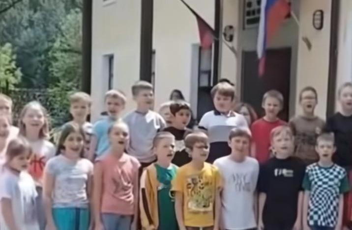 黑龙江黑河的小学里，坐满了金发碧眼的俄罗斯学生。
这画面看着真有意思。
这些俄罗
