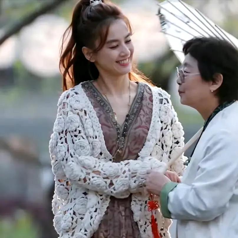 当黄圣依和妈妈在《是女儿是妈妈2》中看似和解，观众却有两大遗憾。张泉灵说谁都想掌