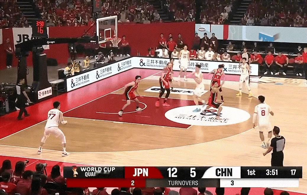 今晚中国男篮唯一的败笔，就是这一位了。
张镇麟最后时刻被选入国家队，在联赛中是大