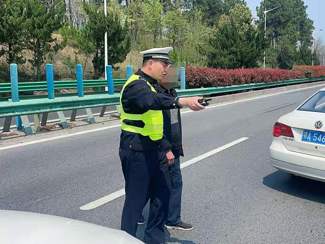 八旬老人误闯高速陷险境，武汉交警暖心守护平安归
 清明祭扫车流密集，八旬老人孤身