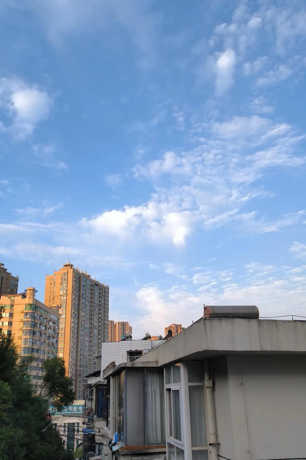#随手拍一张蓝天白云#