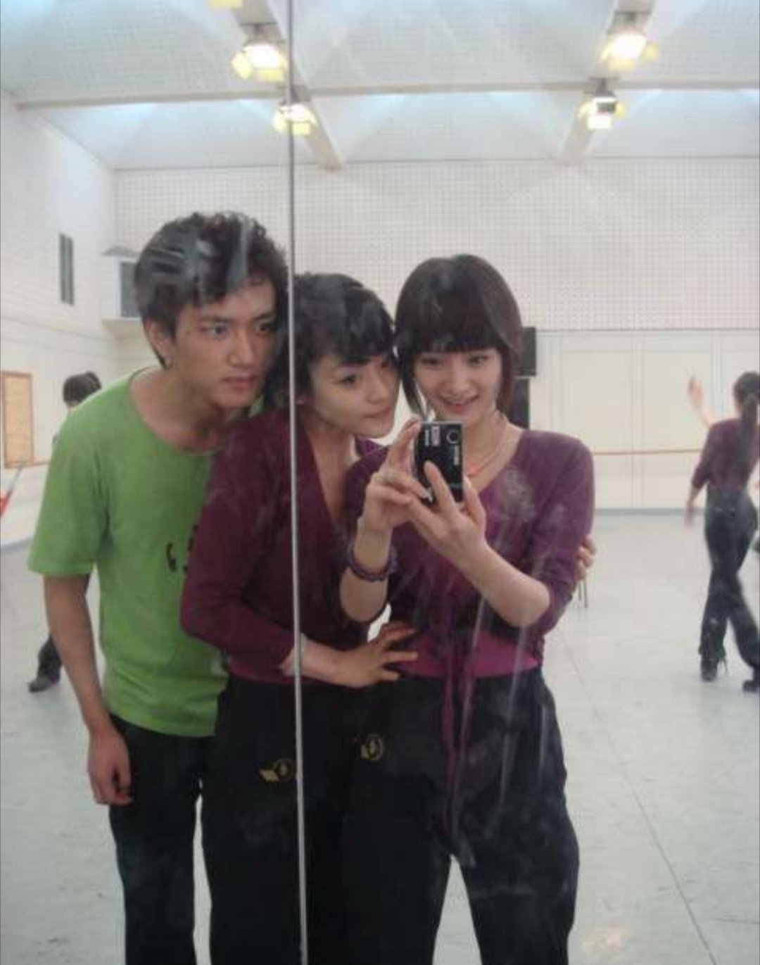 杨幂大学上形体课照片 杨幂真是从小到大一路都有照片，漂亮宝宝