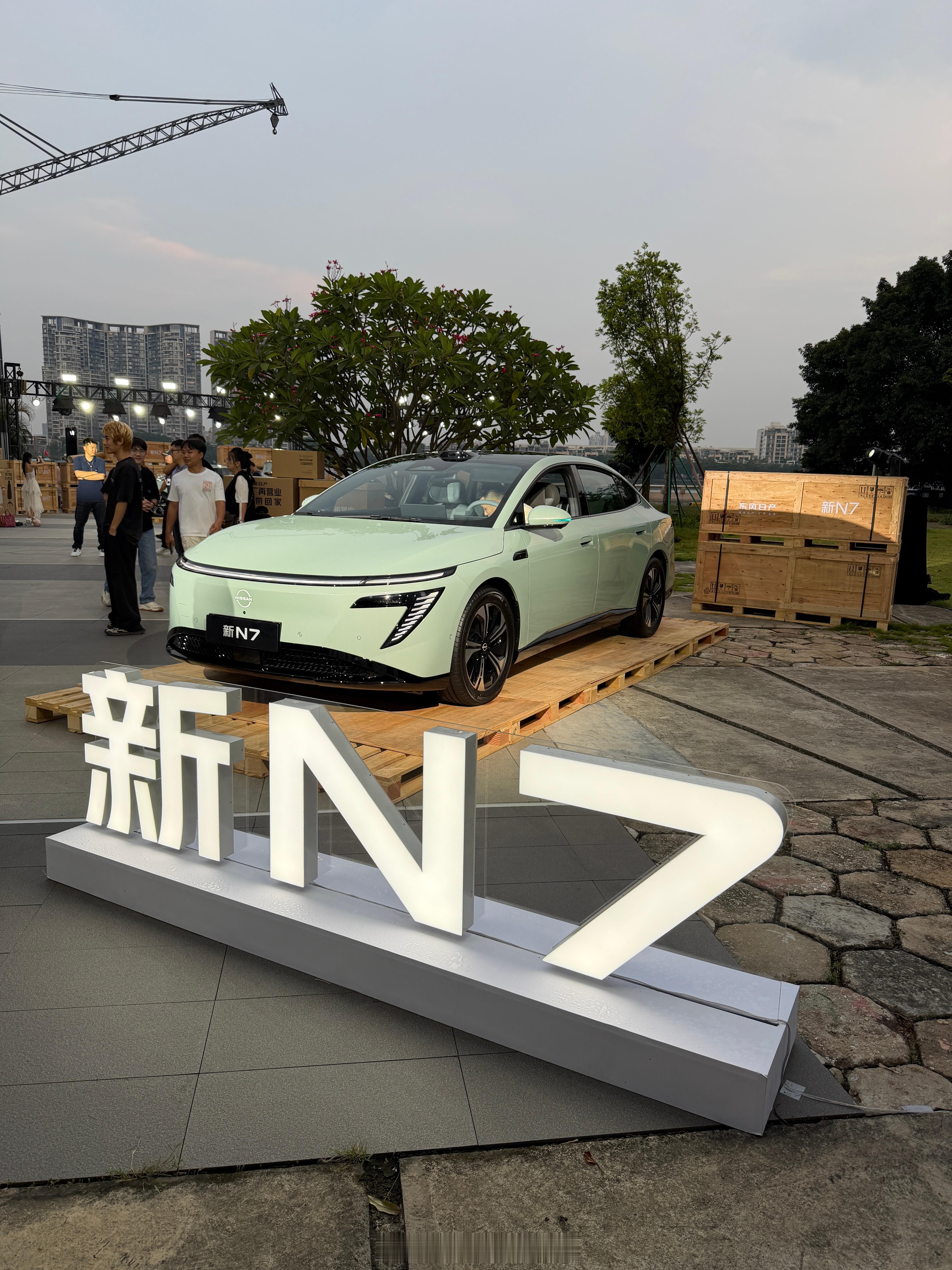 能把发布会放在沙发厂召开的车也就东风日产了吧东风日产新N7来啦车评精选  ​​​
