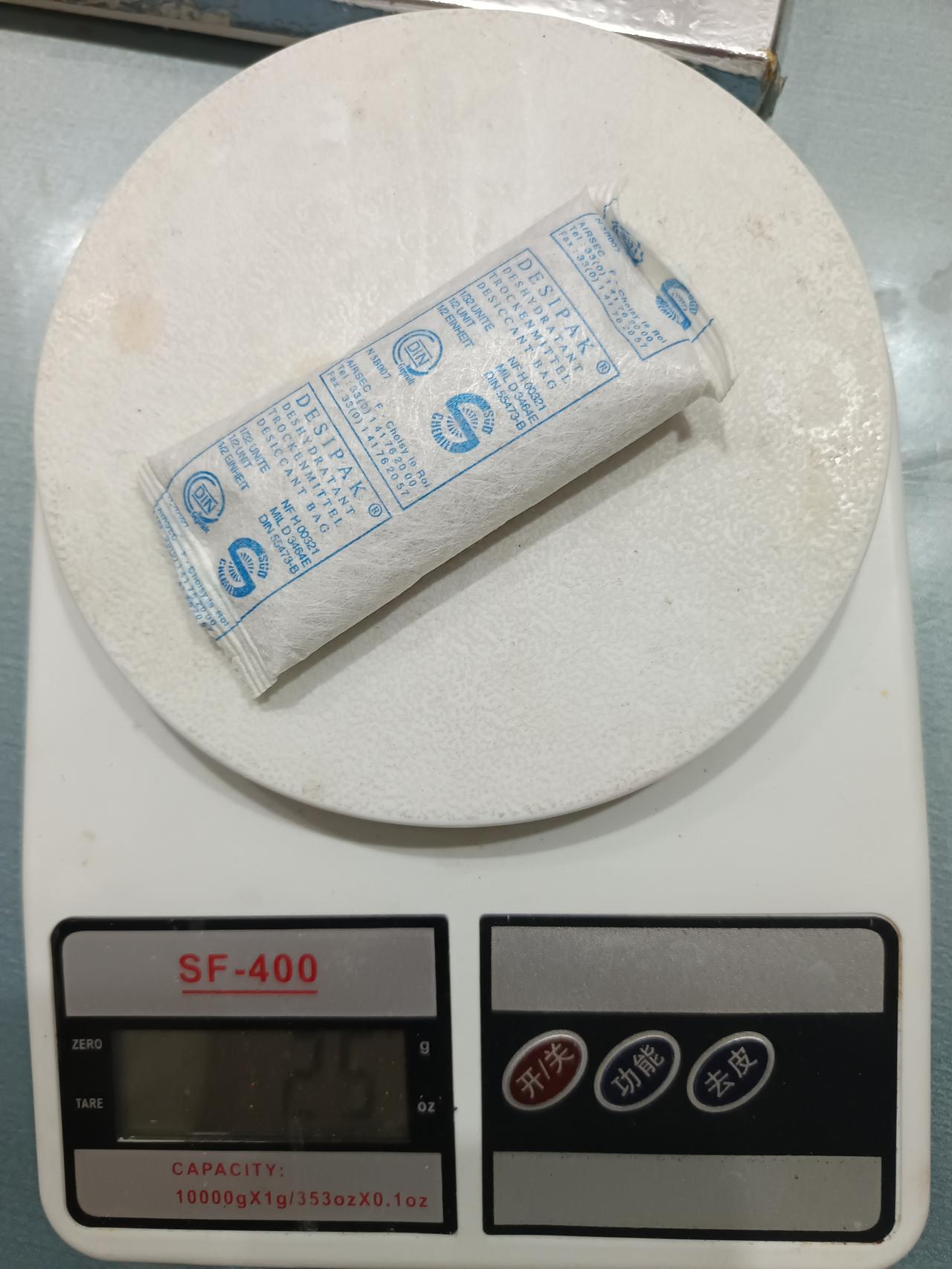 网购食品时，只要拆开包装看到这么大一包干燥剂，我立马就不会再回购了。
     