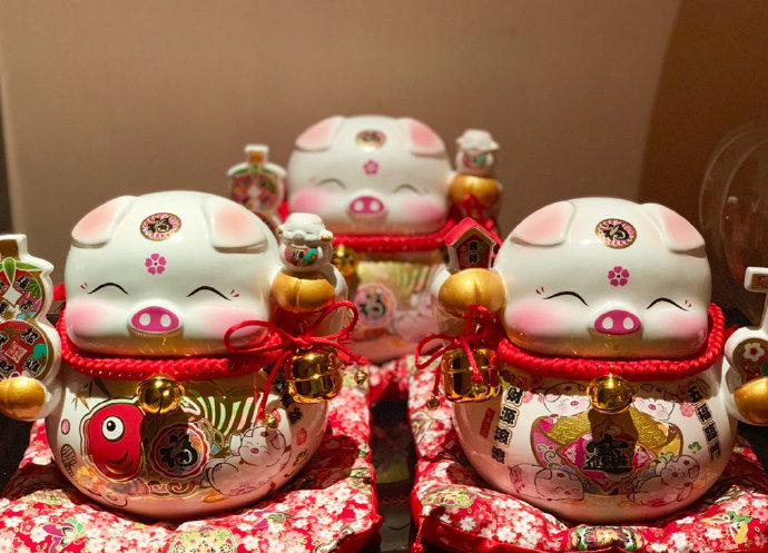 转发这只招财猪，从今往后，财运会无比的好，事业运会超级的好，桃花运会出乎意料的好