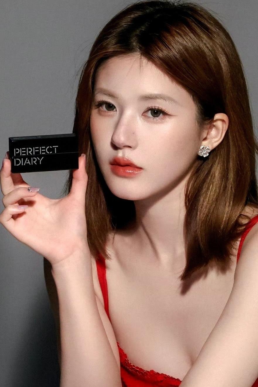 赵露思红裙代言大片释出，红唇明艳氛围感拉满！

一袭红丝绒亮片吊带裙出镜的赵露思