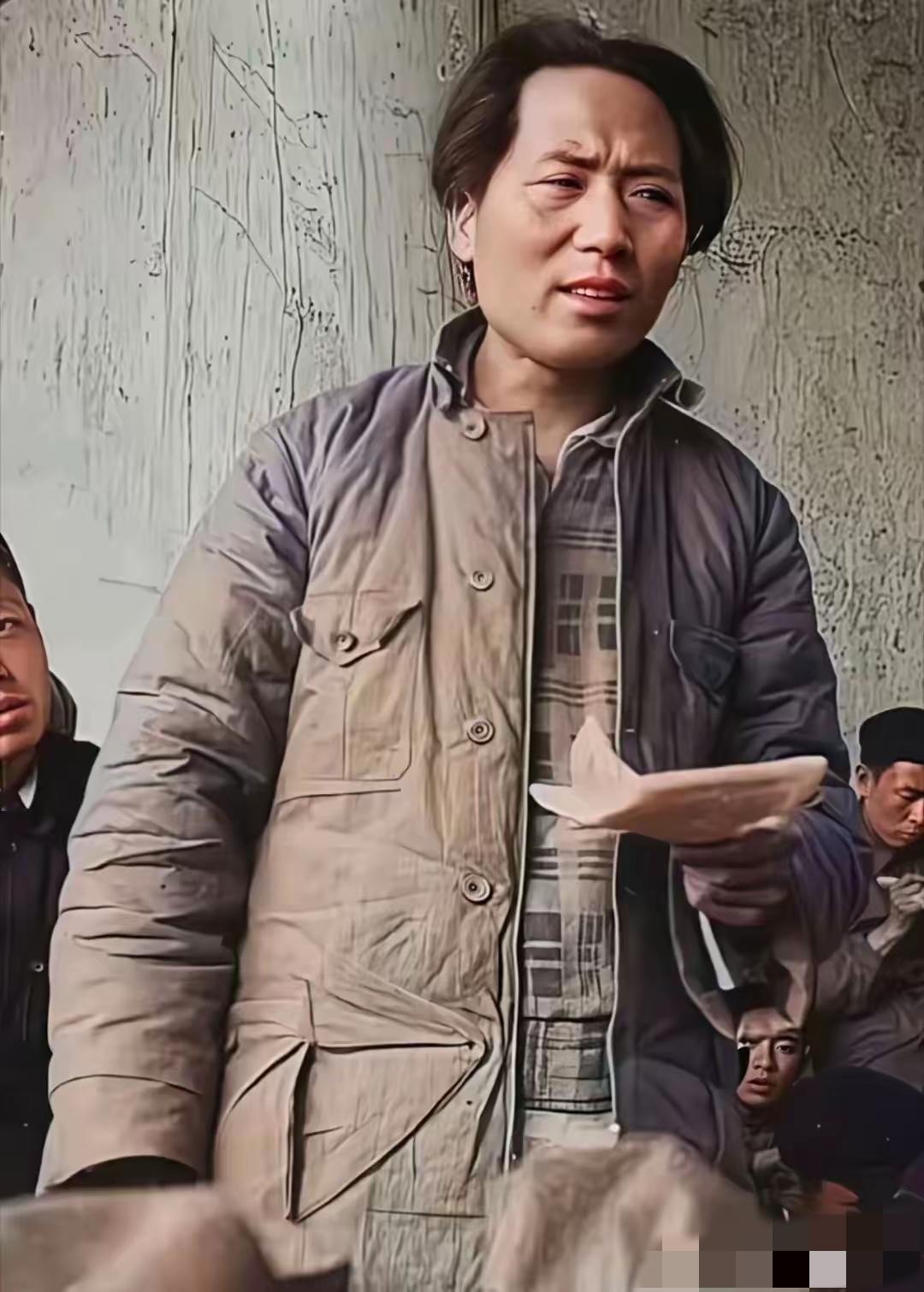 真正的伟人从不用权势证明自己，而是把心交给人民。他用一生告诉我们，最硬核的力量从