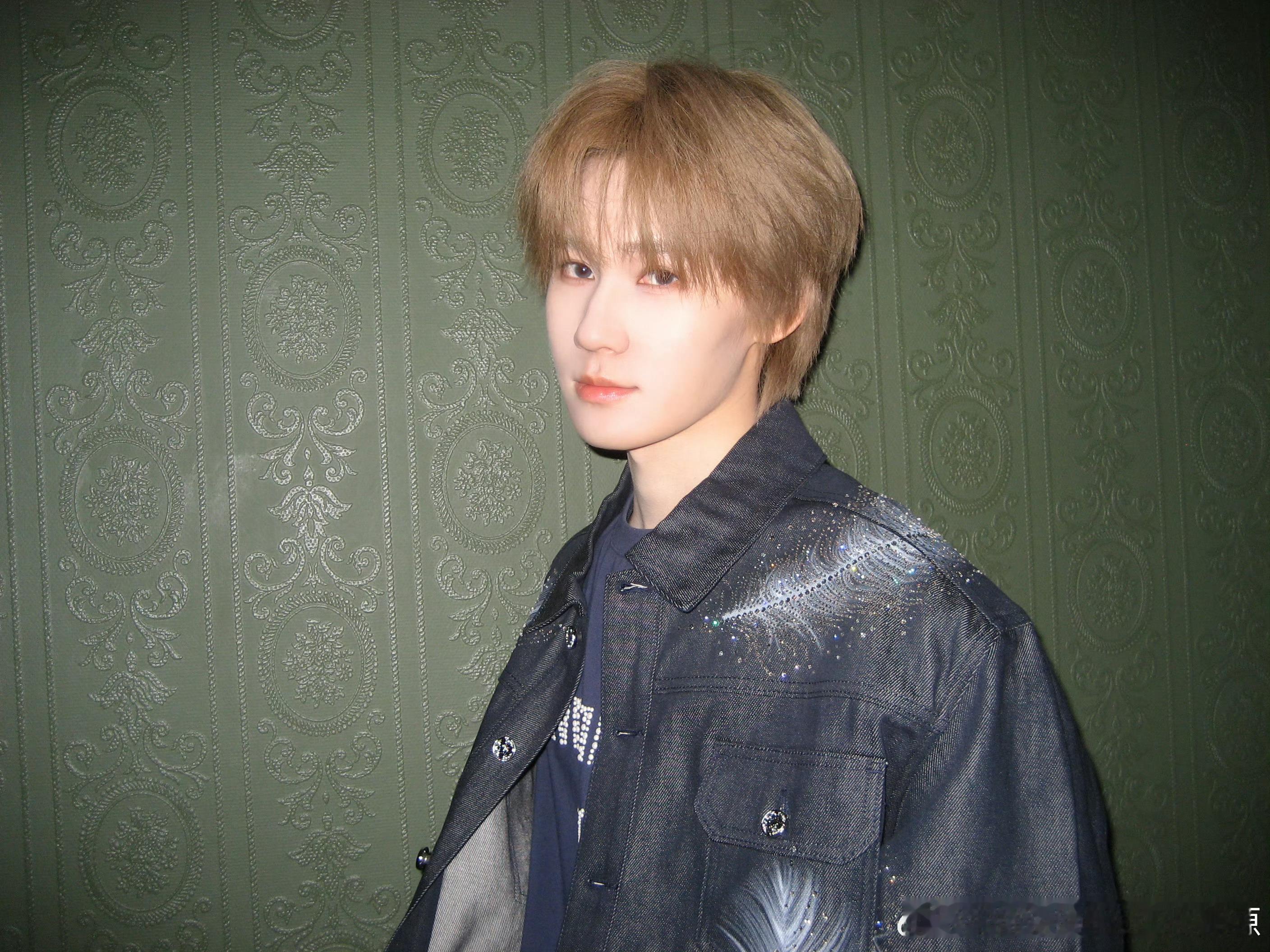 张真源美貌在发光 张真源晒金发四宫格！谁懂点开那一瞬间的帅颜冲击力！此男美貌在发