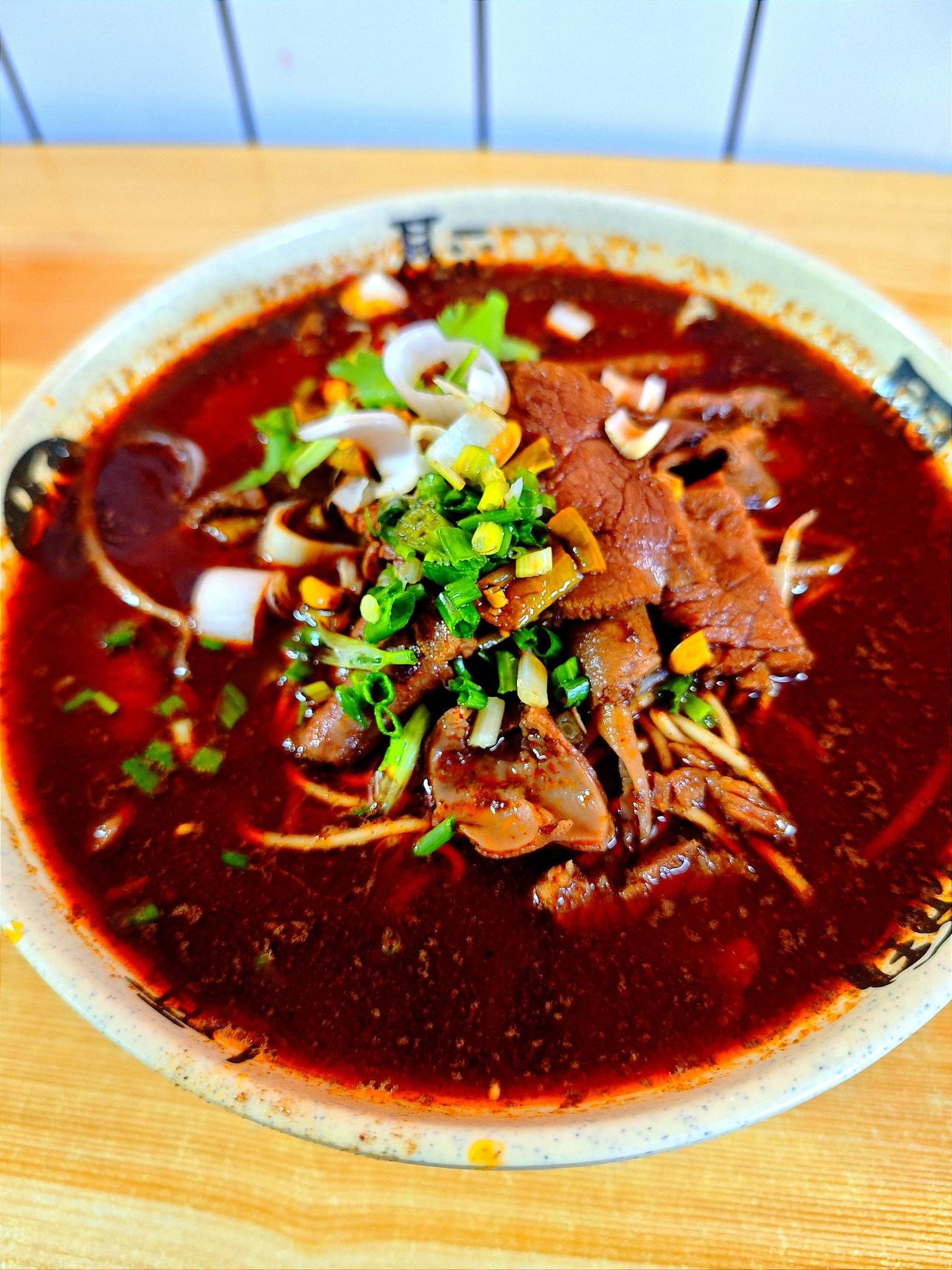 襄阳人的一天，是从一碗牛肉面开始的。

碱面在沸水里滚两滚，浇上红油牛骨汤，铺几