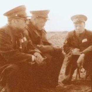 1975年，萧华在兰州吃饭，却被五六个地痞流氓挑衅，对方强硬的让萧华让座，萧华制