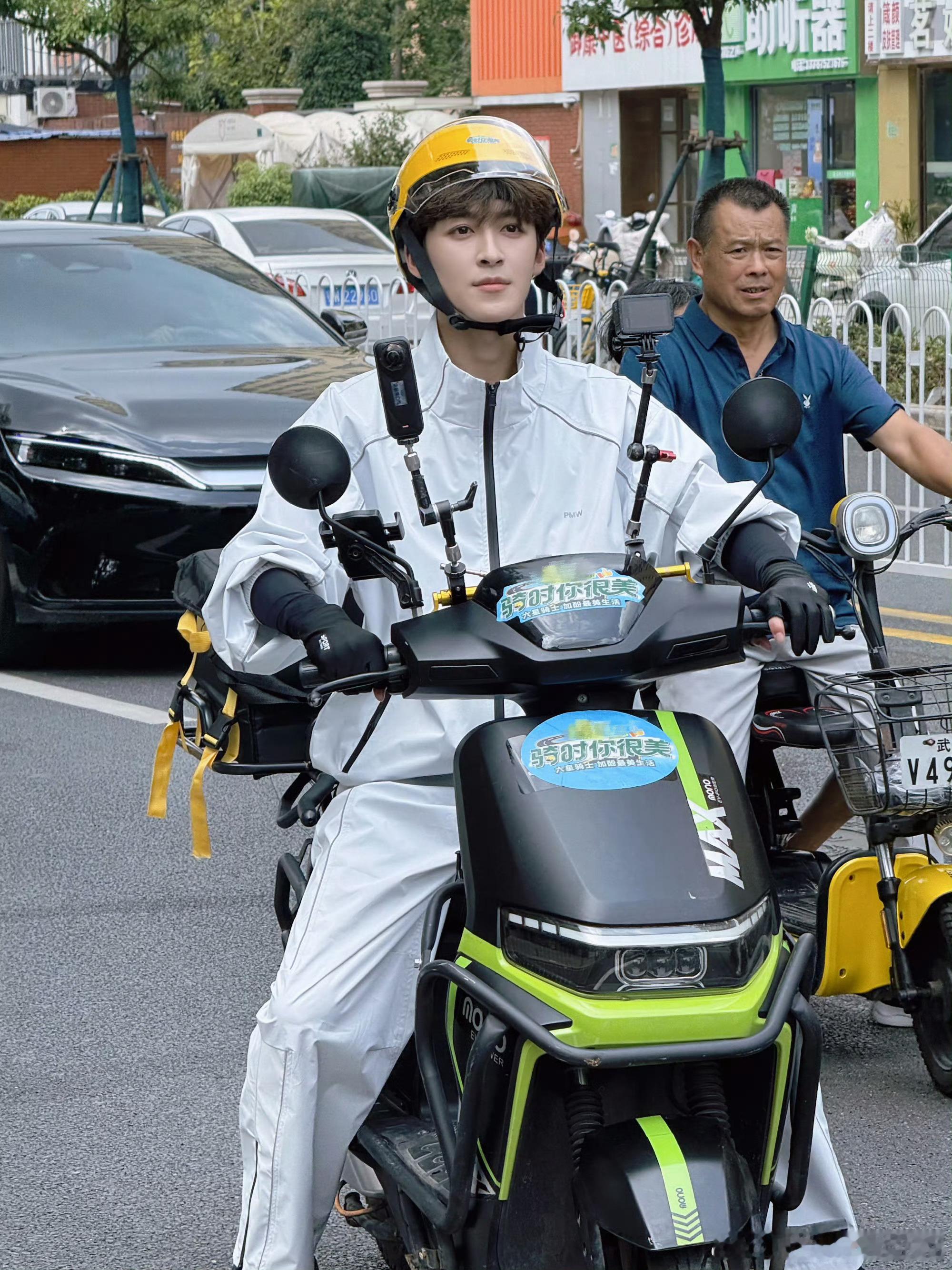 网友偶遇马凡舒何洛洛街头送外卖马凡舒、何洛洛现身武汉街头当外卖员了？两人在录制央