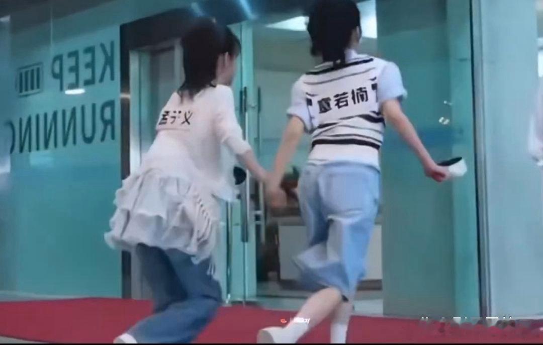 孟子义干什么都不忘章若楠网友剪了俩人在《奔跑吧14》里的互动视频，配文“子义干什