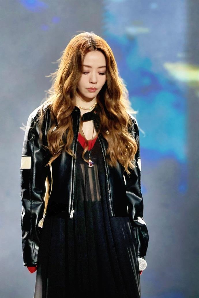 最近张靓颖在重庆献唱，她这回搭配了一身黑色的衣服，看上去又潇洒又时尚，真的是太有