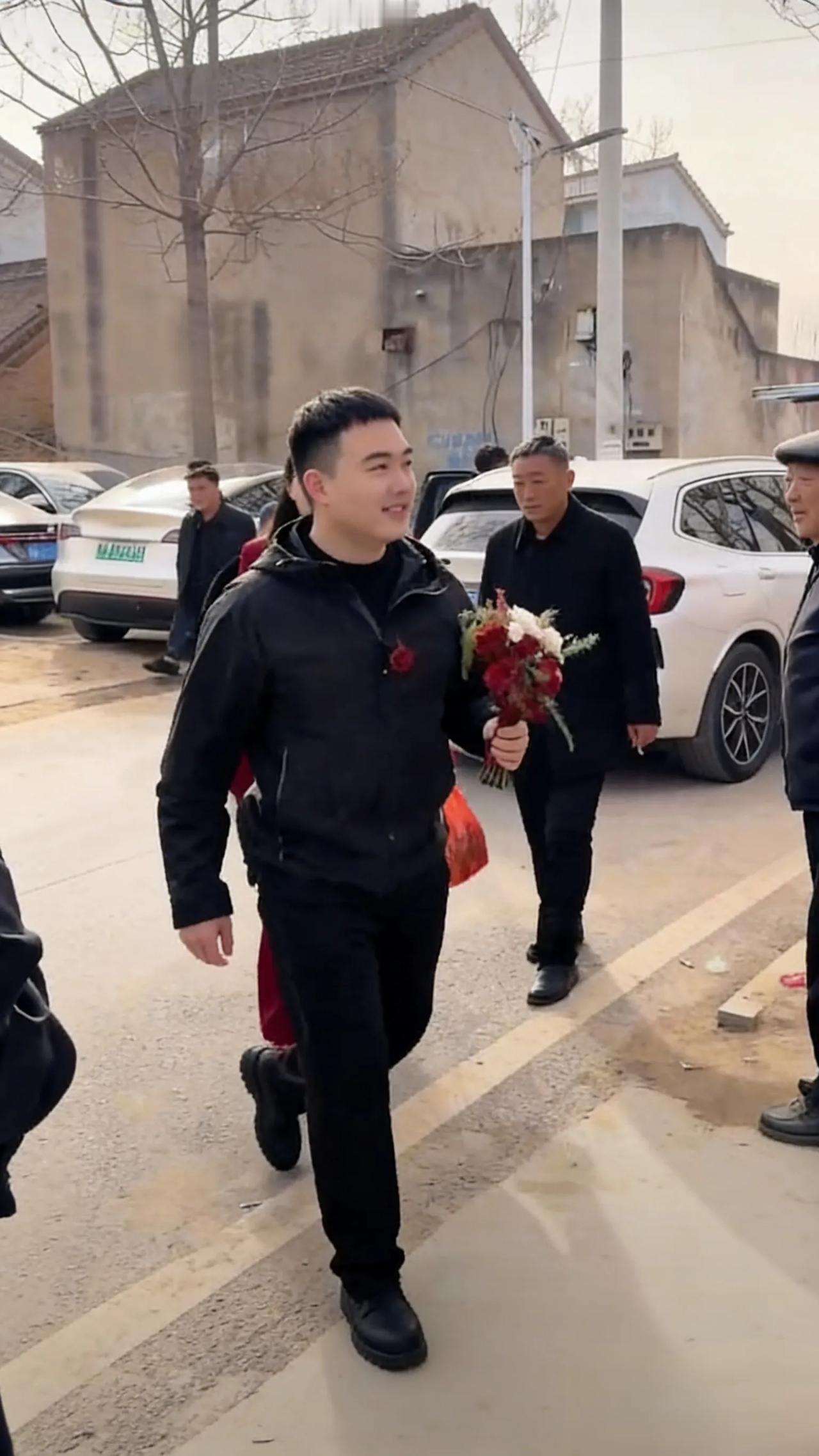 紧张到极致有多离谱？上门订婚竟没认出自己的未婚妻！
 你敢信吗？2025年10月