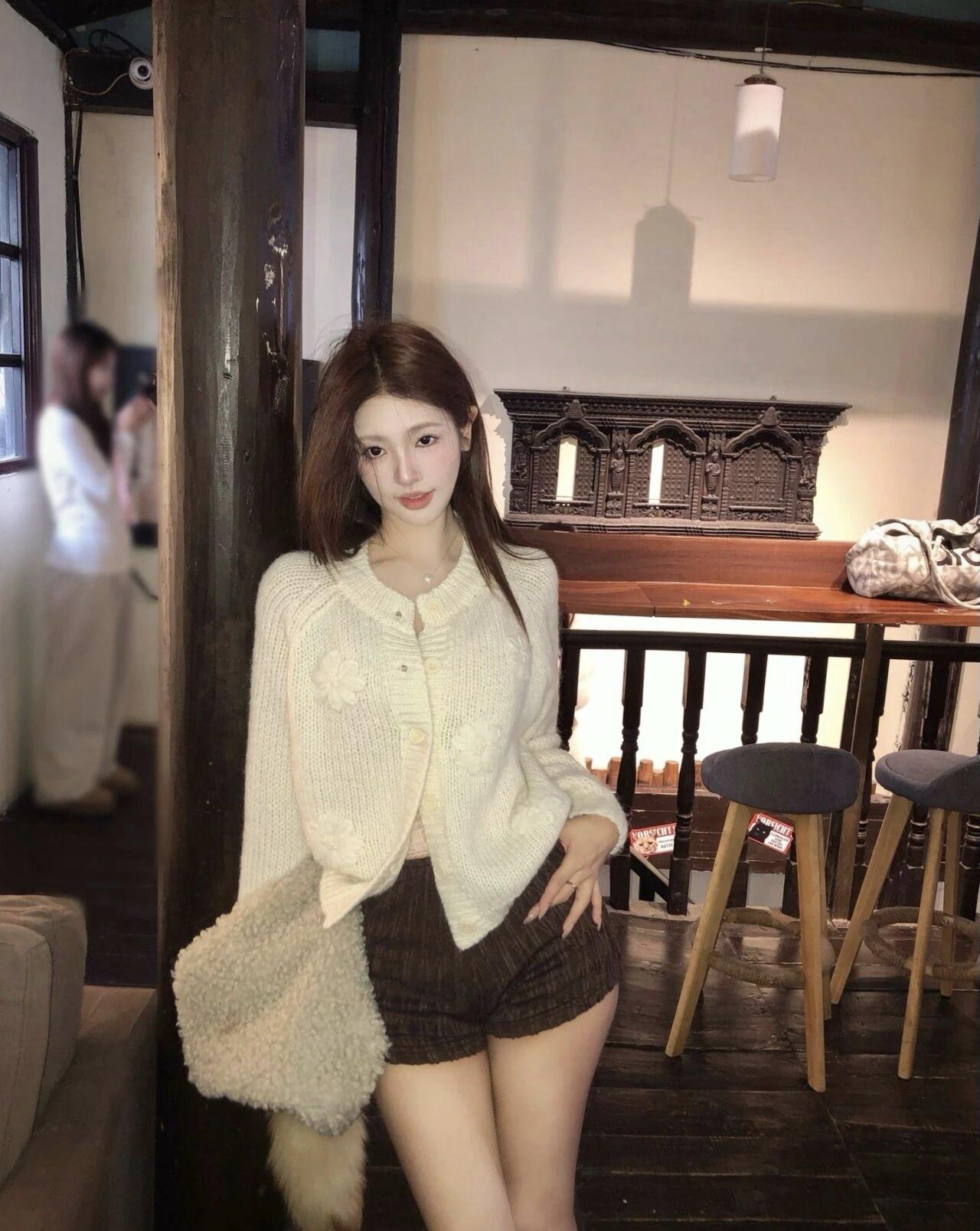 软糯的针织开衫揉进复古小店的温柔，焦糖色系的短裤撞出慵懒又甜美的氛围，在木质调的
