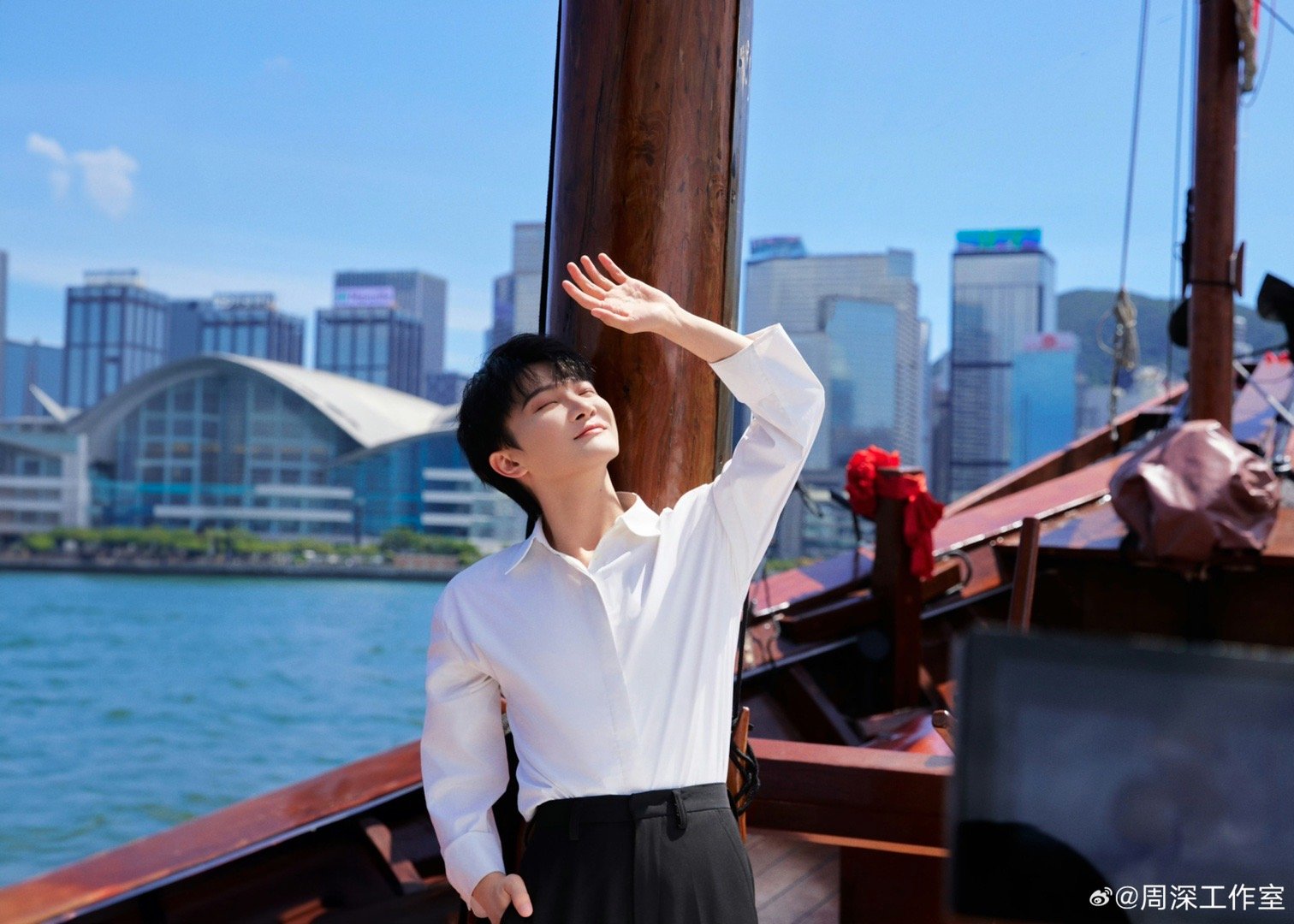 周深你又感情用事 表示喜欢空荡荡，抢不到周边抢不到门票最适合的bgm