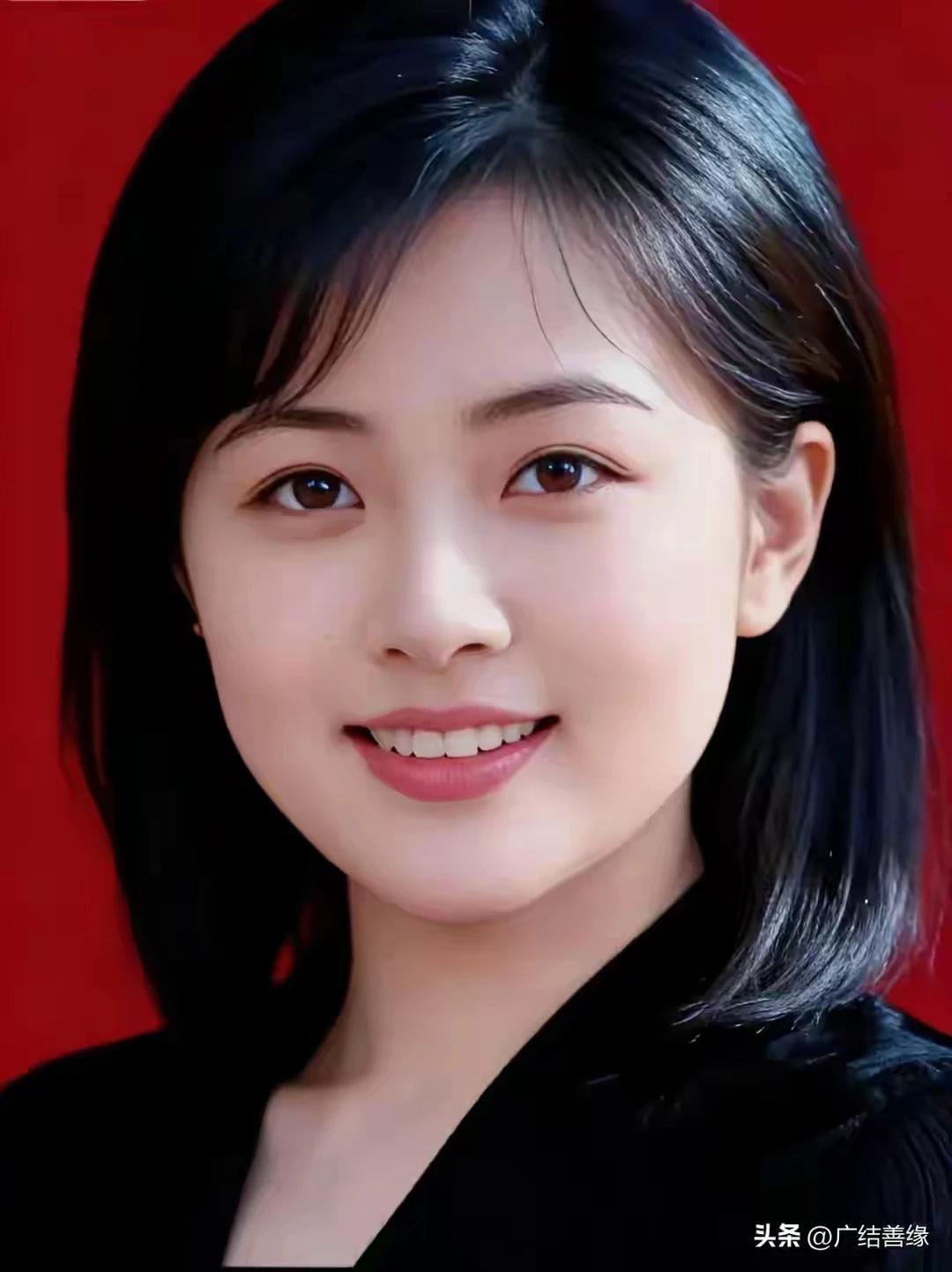 捣练子·独身自怡 
年四十，貌如花，
心高不肯委尘衙。
宁孤不就寻常配，
自在平