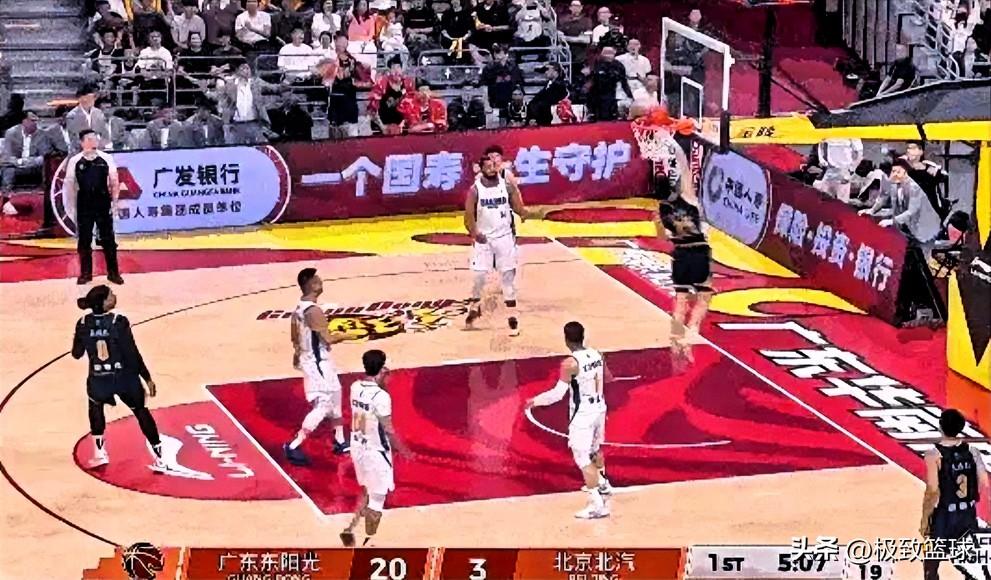 广东锋线大将张皓嘉简直太离谱了，空篮都能上飞！在今晚广东对阵北京的第一节比赛中，