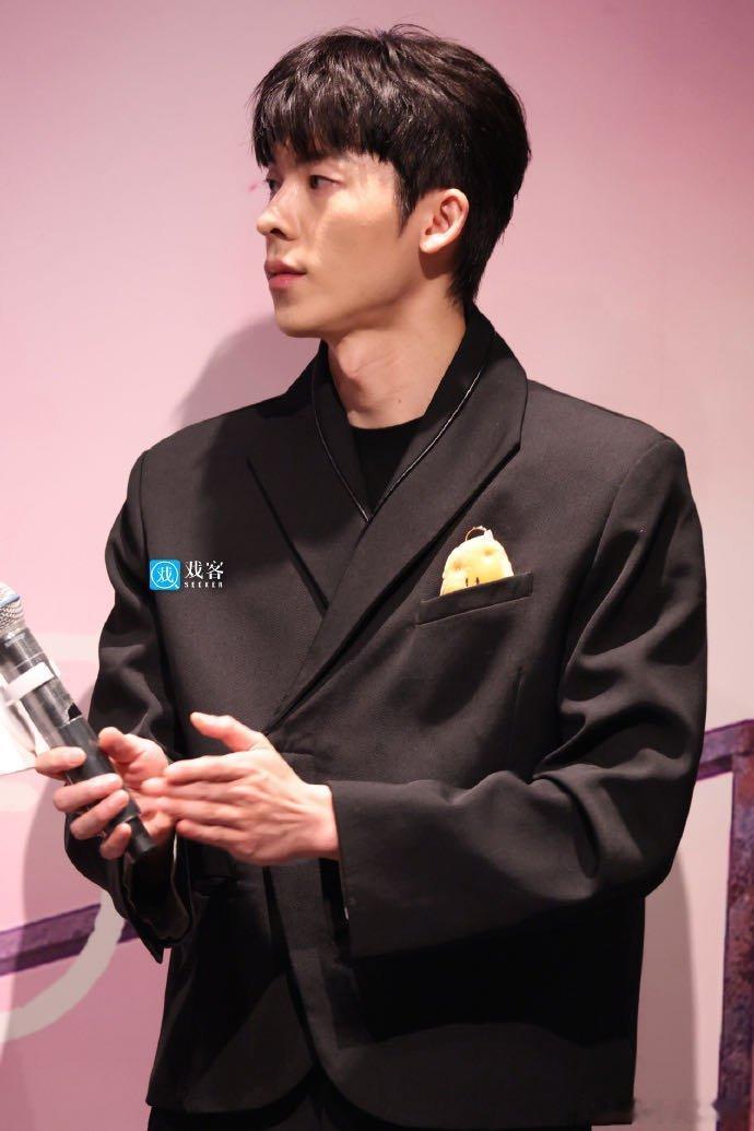 许光汉回应吻到翘脚救命！许光汉吻到翘脚是真的！吻戏的小细节都拿捏超到位，走心演技