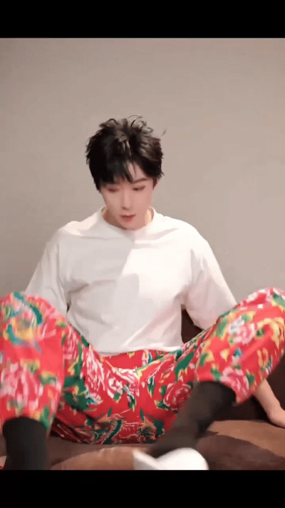 老大这大花裤子不错，刚好跟我的大花袄配套了😄整上整上刘宇宁说没来的都在心里。刘