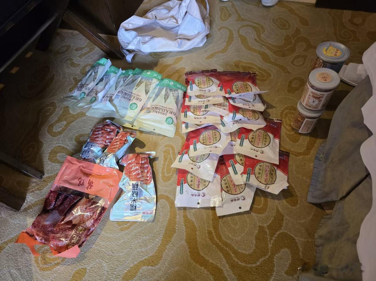聚散两依依

一场感冒终究带来了遗憾。

海外的表弟夫妻和表妹，
因得知长辈病情