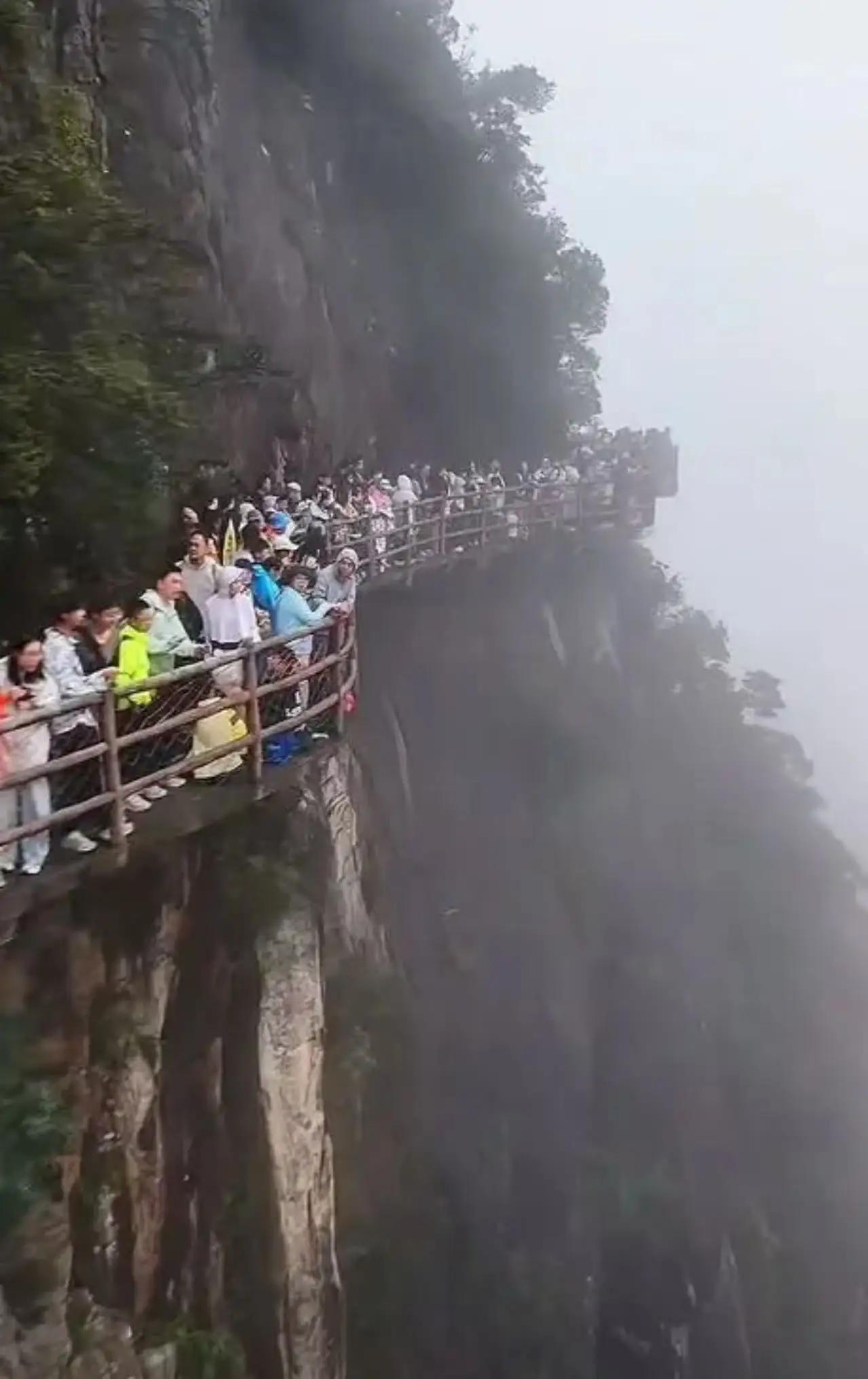 十一旅游旺季又要来了，满城的喧嚣、满街的人潮，似乎成了每个家庭、每个年轻人心中的