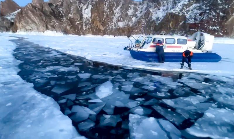 第一，安全意识与风险防范亟需加强。 贝加尔湖冬季湖面虽结冰，看似坚固，实则暗藏危