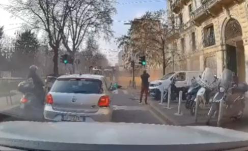 【🚨在米兰，一辆有轨电车脱轨并撞进了一家餐馆的店面。】据最新报道，事故造成两人