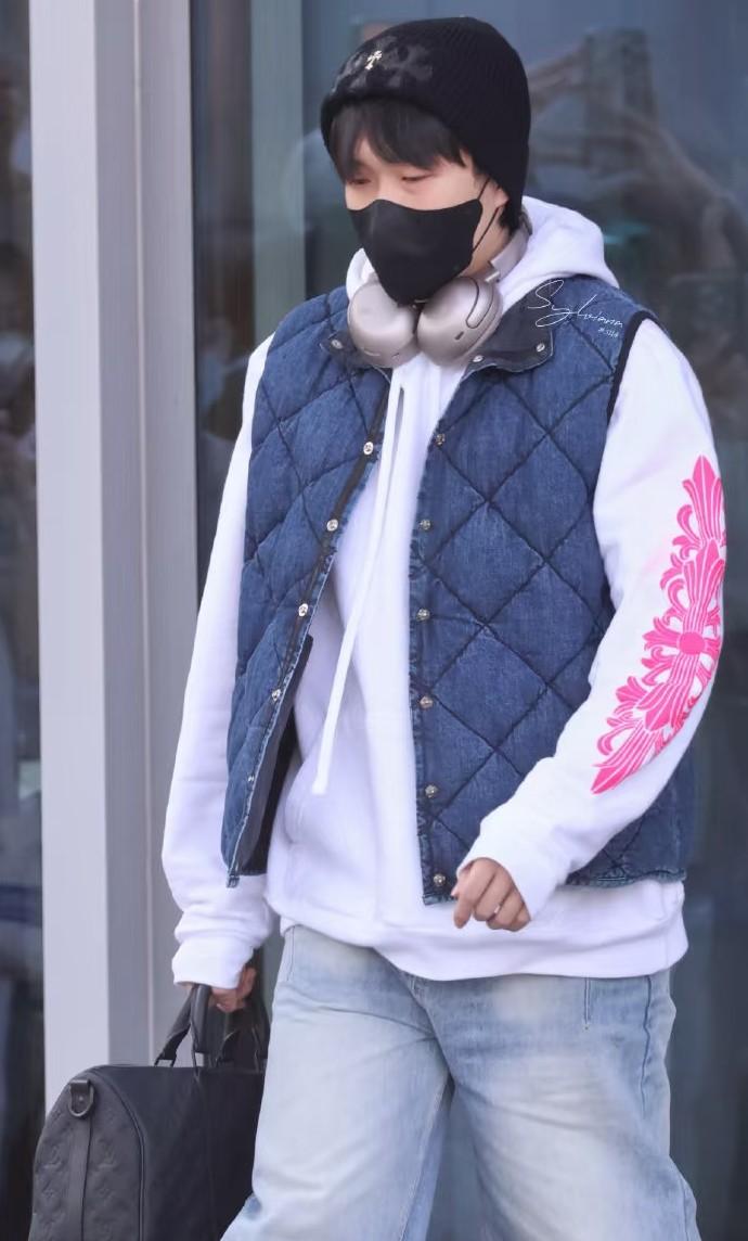 王楚钦这一身衣服

比广东的回南天还要潮

这太潮了，不愧是想当穿搭博主的人。