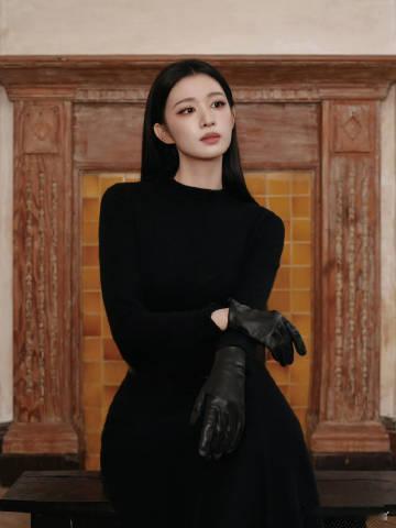 王楚然 黑天鹅 全黑造型，黑皮手套，黑长直发，王楚然今晚完美演绎了黑天鹅的神秘与