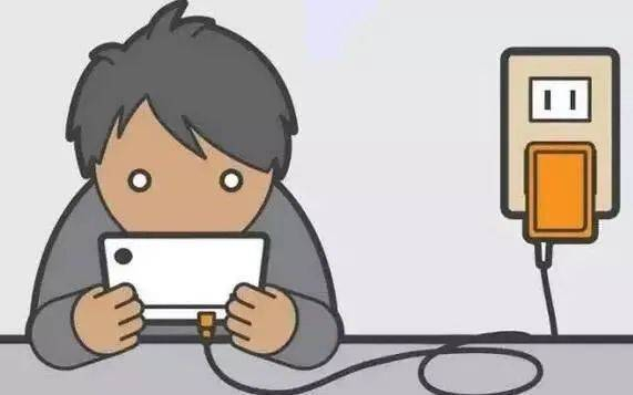 「运营小哥」一边打游戏 / 刷视频，一边插着快充，有些手机烫得感觉都能煎鸡蛋。虽