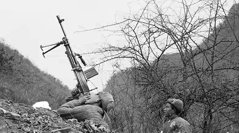 志愿军严禁步兵射击飞机，一战士没忍住，结果18架美机遭了殃
 
1951年2月的