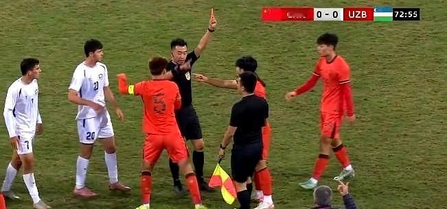 掌掴对手！
做美甲！

汪士钦的国脚生涯是不是到头了？
汪士钦在裁判眼前掌掴乌兹