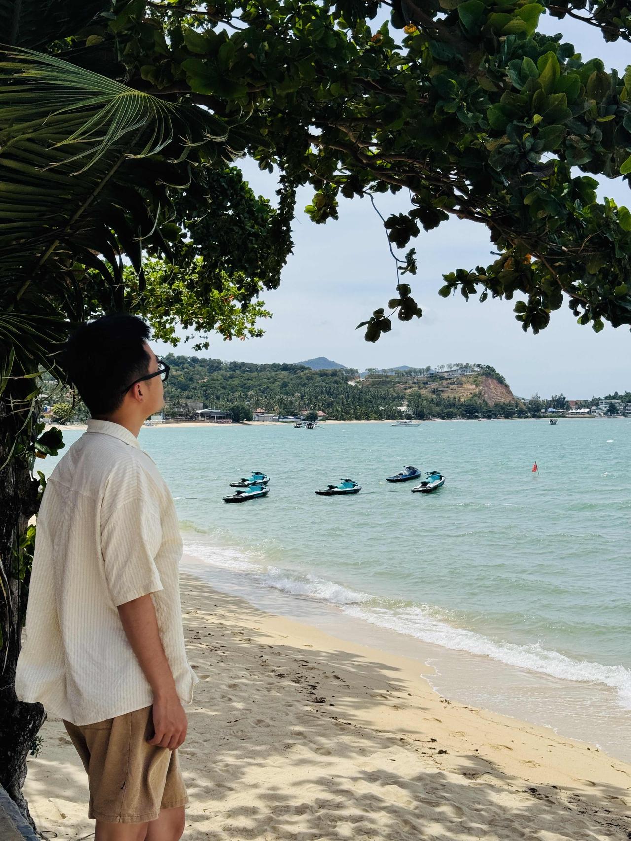 在苏梅岛的晨光里，寻一处手作工坊，亲手缝制一枚香囊。指尖捻起晒干的当地香草，混着