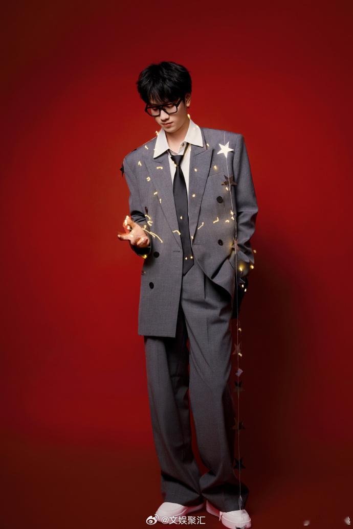 敖子逸22岁生日照  敖子逸22.0版本正在更新中  当敖子逸22岁生日照发布，