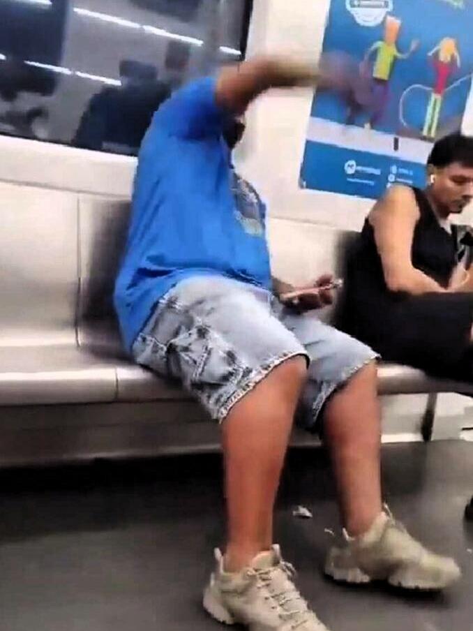 千万别划走！男子在地铁上打开银行卡余额瞬间崩溃，戳破千万打工人痛点
 
 
仅仅
