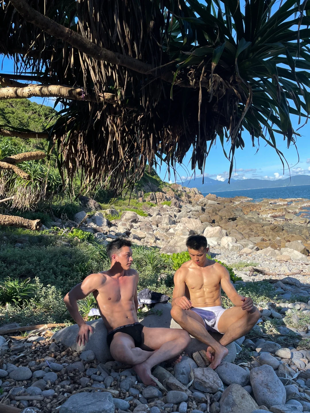 去海邊玩一趟！我俩曬掉皮了😭