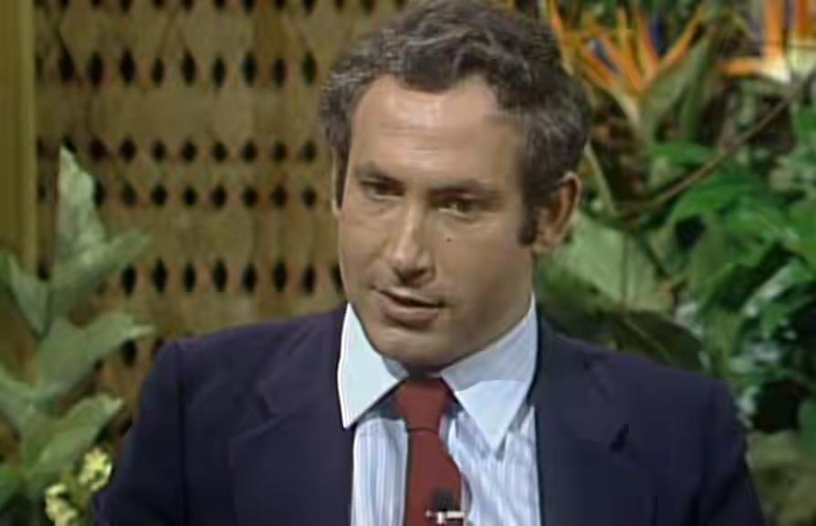 内塔尼亚胡年轻时和老年，不得不说，他保养那是真的好，脸上的肉一点儿也不垮。