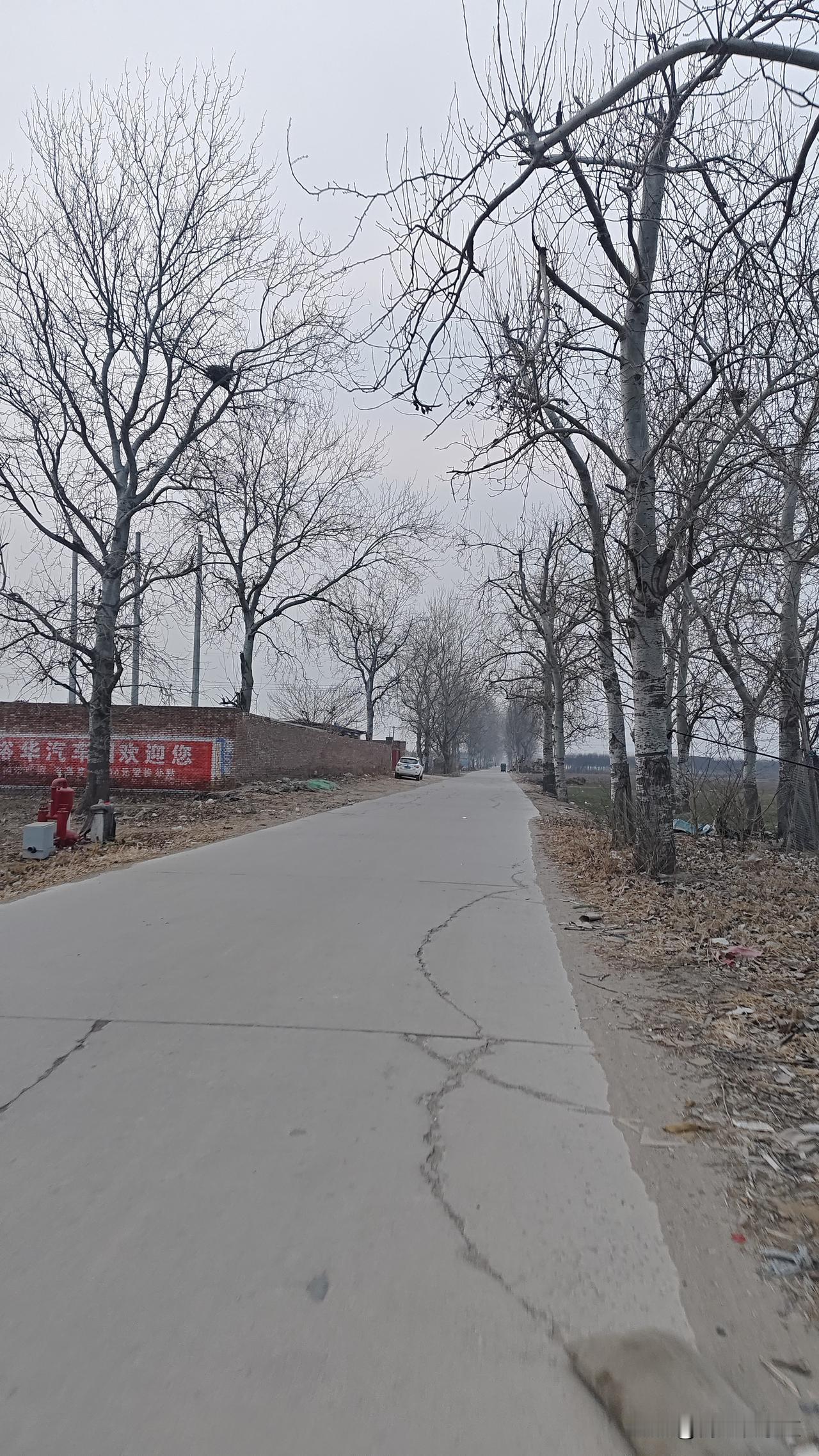 石家庄大四环，我觉得现在很荒凉。
因为走出了三环，就是村子，就是庄稼地！
三环内