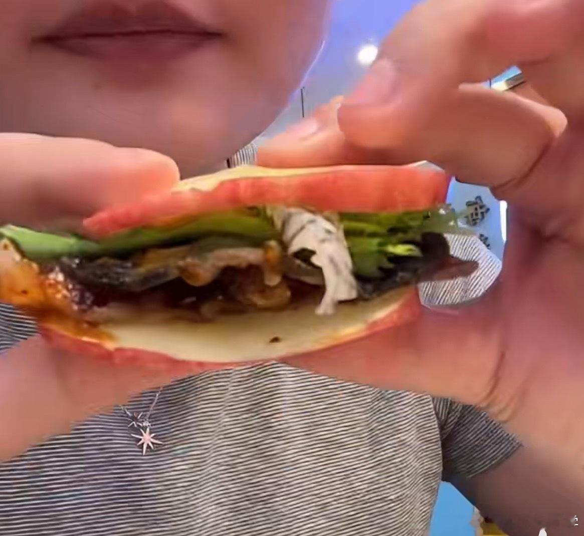 发明苹果包肉的人是天才吧甜的和咸的一起吃，这种搭配到底是谁再喜欢？[666] ​