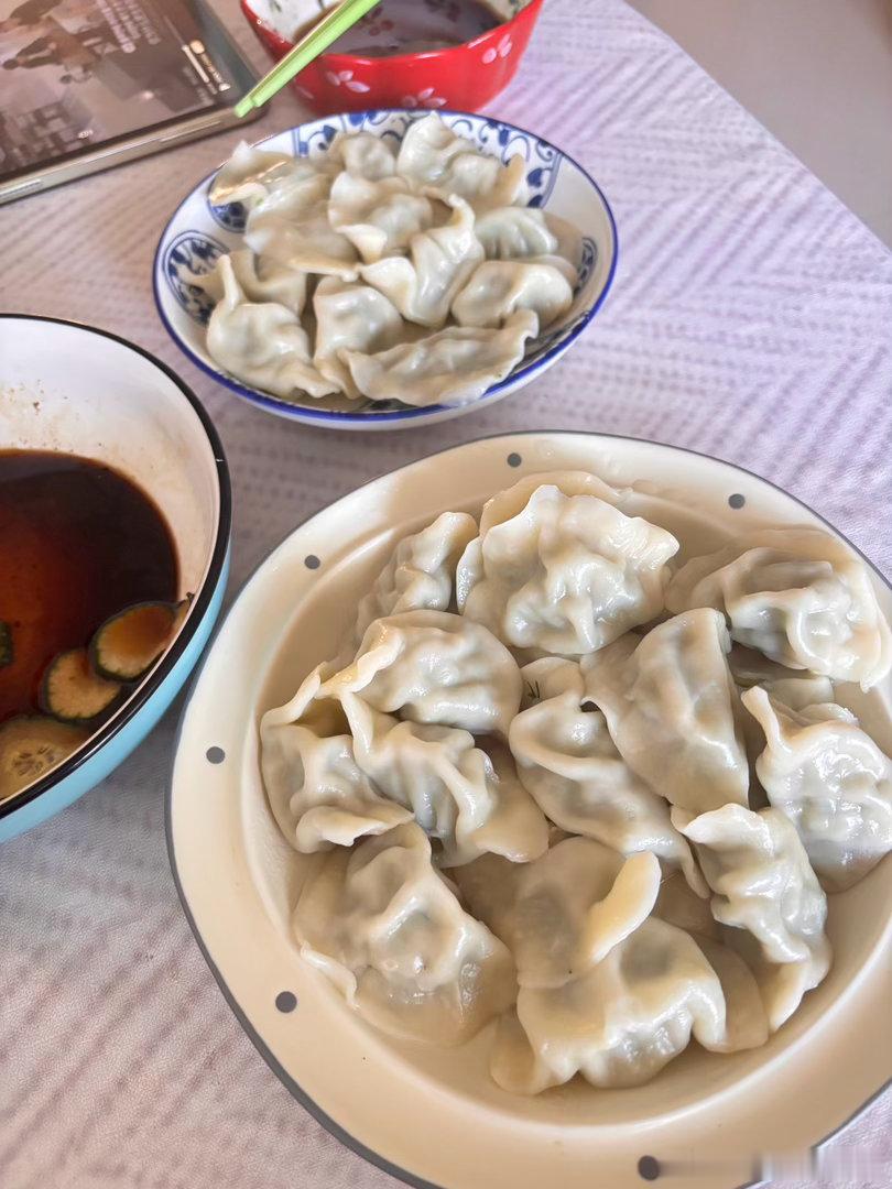 今天中午包饺子我去遛狗闺女在家切菜别说干的有模有样的娘俩合作包好了饺子味道不错稍
