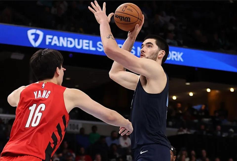 周志豪左踝关节持续不适及距骨应力，恐重蹈姚明覆辙
灰熊内线大将周志豪，左踝关节持