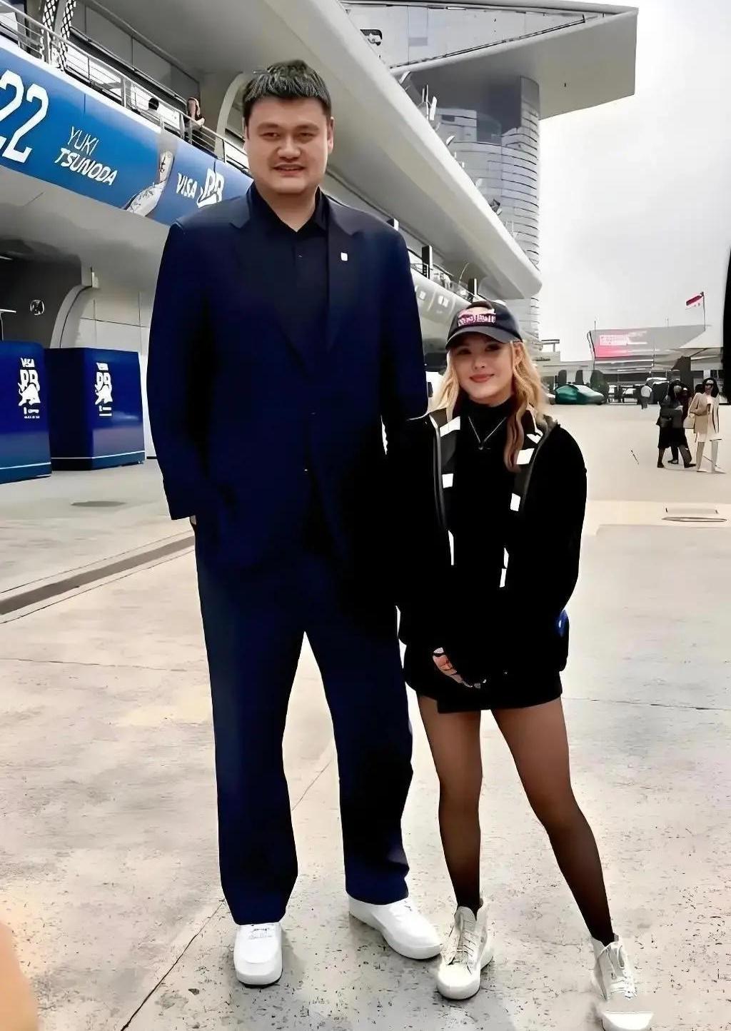 画面中1.75米的谷爱凌金发垂肩，玉腿修长，可与2.26米的巨人姚明同框立马也变